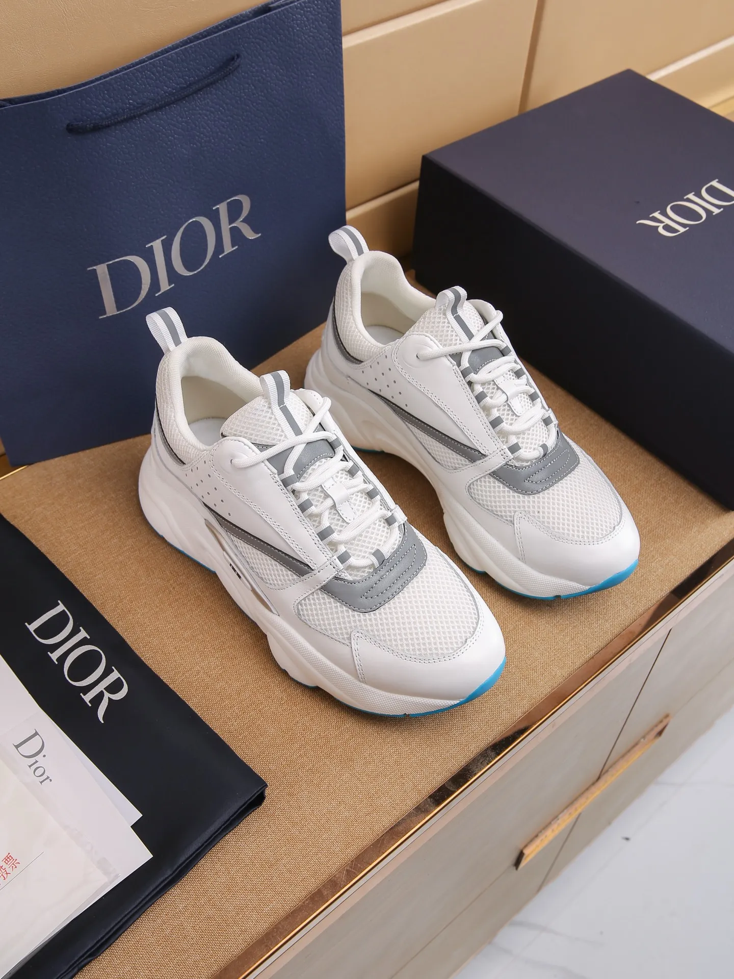 Factory price: 460💰Dior’s top version of D’s b22 men’s sports shoes. Inspired by retro running styles, the chunky low-top silhouette features gray calf leather and blue and white mesh fabric uppers, atop a black, white and blue engraved rubber sole. Nylon ribbon accents the blue mesh tongue and heel counter, and a "dio~" logo appears on the side. Pair it with a suit for a striking contrast and add a sportswear-chic edge to your look. The thick sole can be about 4cm~ Size: 38-45, [46, 47 customized]